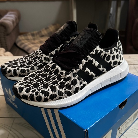 Women's Adidas Swift Run Shoes - New in Box - Size 9.5 - Picture 5 of 9